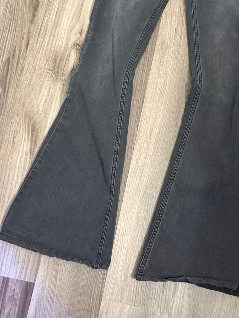 We the Free Women’s Black Flared Jeans sz 27 - Picture 2 of 4
